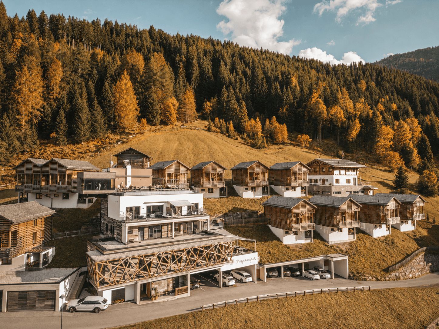 Luftaufnahme des Chaletdorfs im Herbst