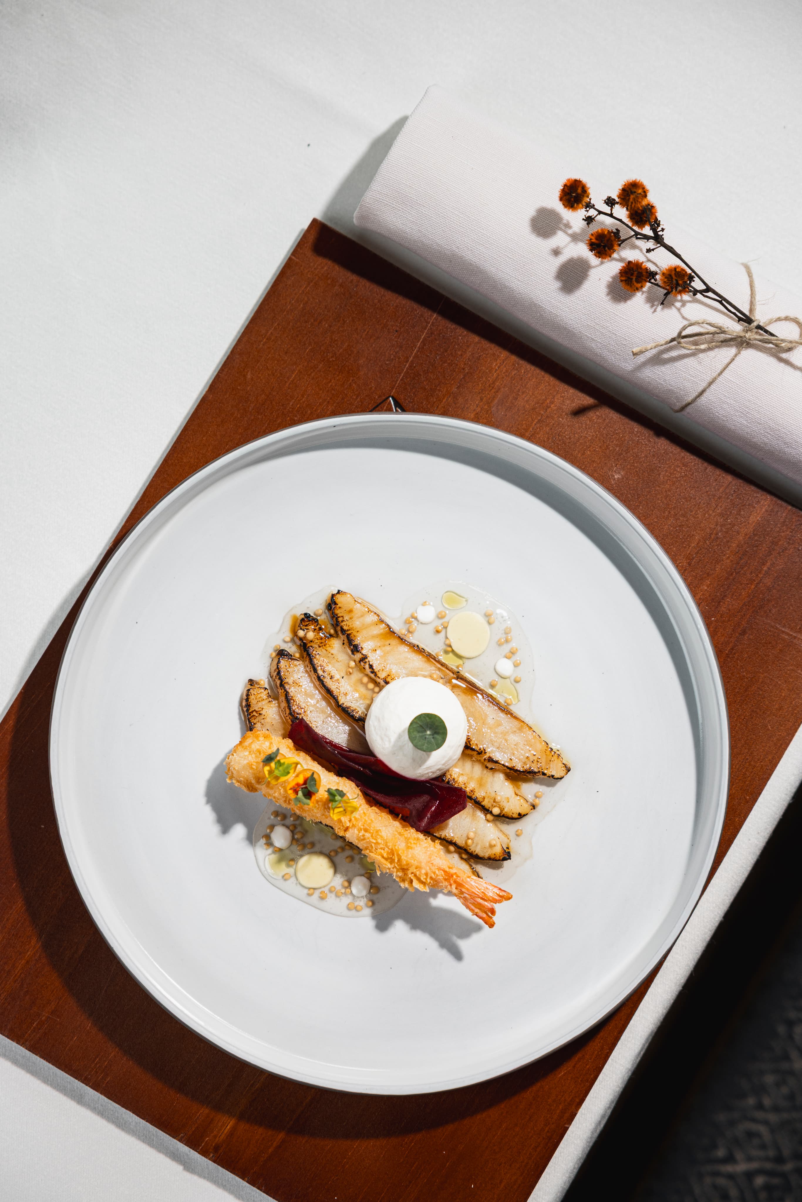 Fein angerichtetes Gourmetgericht im Restaurant