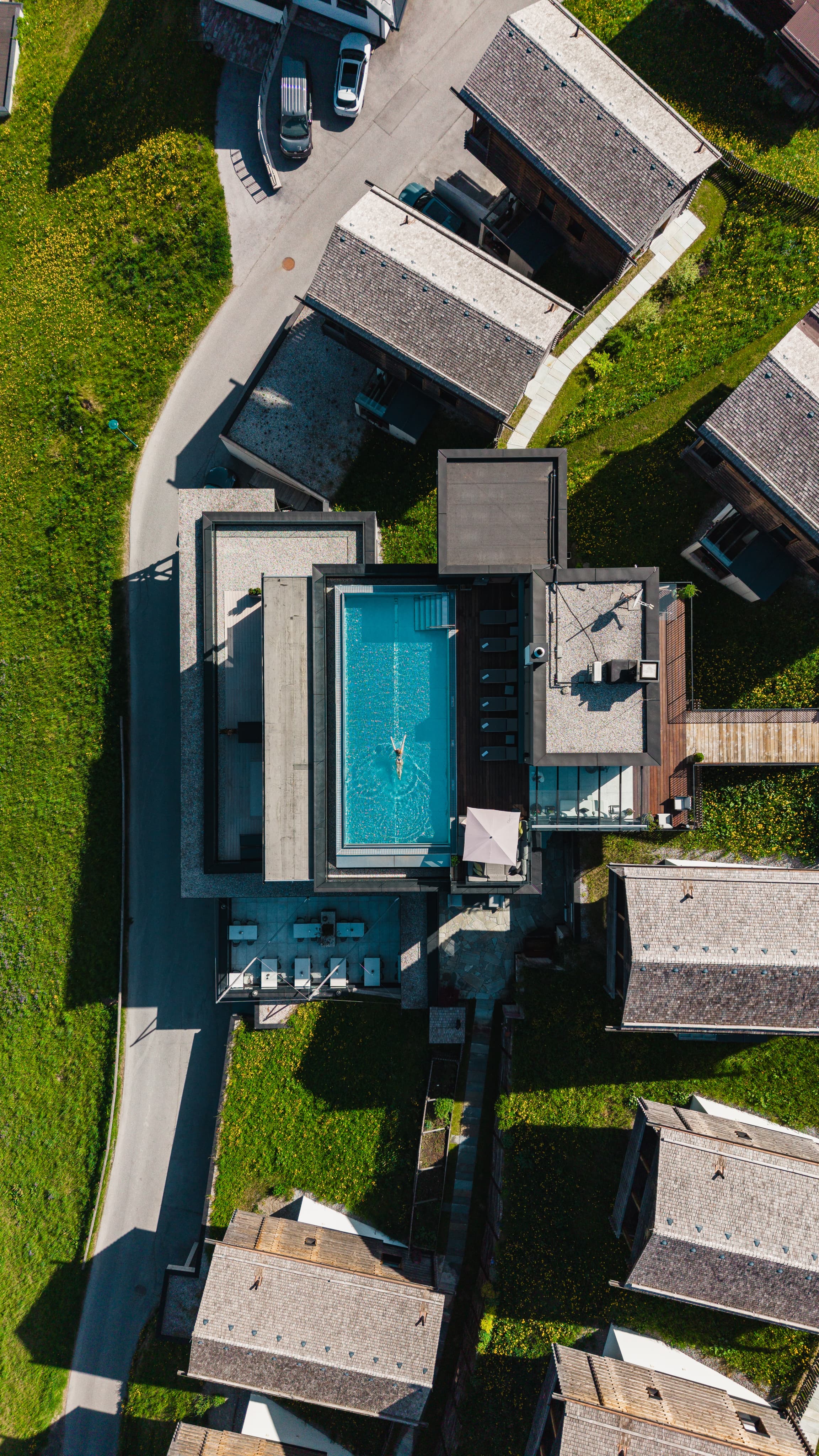 Luftaufnahme des Infinity-Pools auf der Dachterrasse